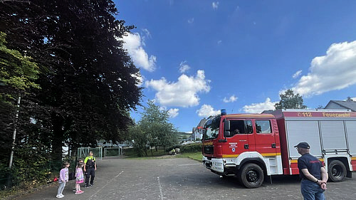 Feuerwehrauto mit Kindern