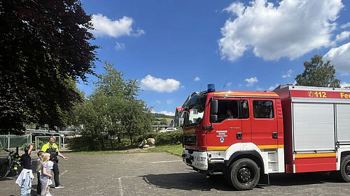 Feuerwehrauto mit Kindern