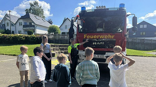 Feuerwehrauto mit Kindern