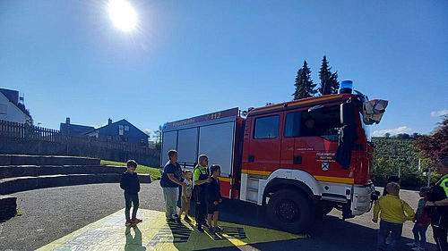 Feuerwehrauto mit Kindern