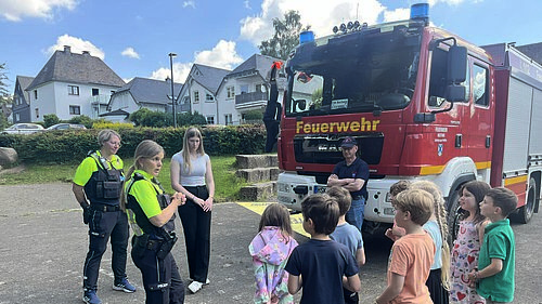 Feuerwehrauto mit Kindern