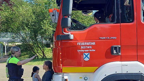 Feuerwehrauto mit Kindern